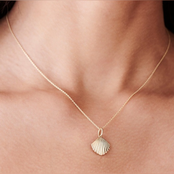 14k solid gold seashell pendant - Picture 5 of 6